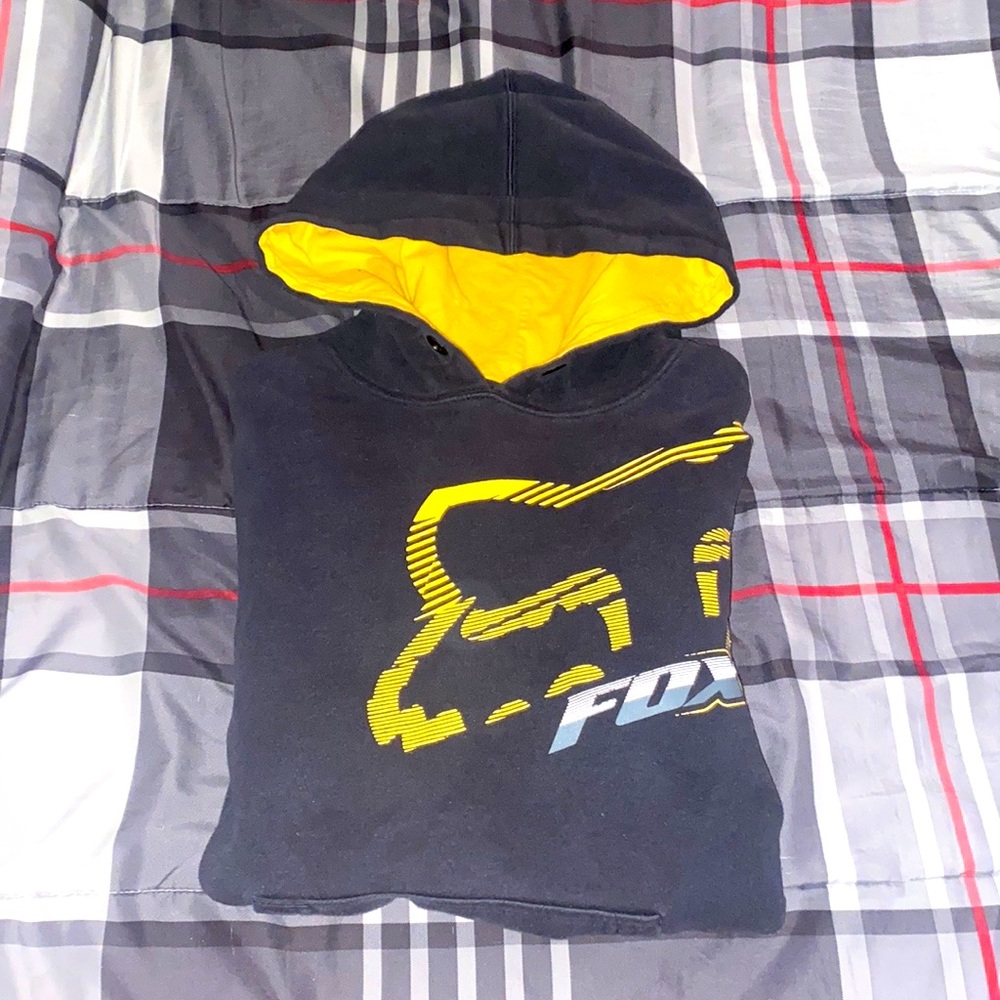 Fox racing pullover hoodie no stains,rips,or holes, the hoodie string is missing